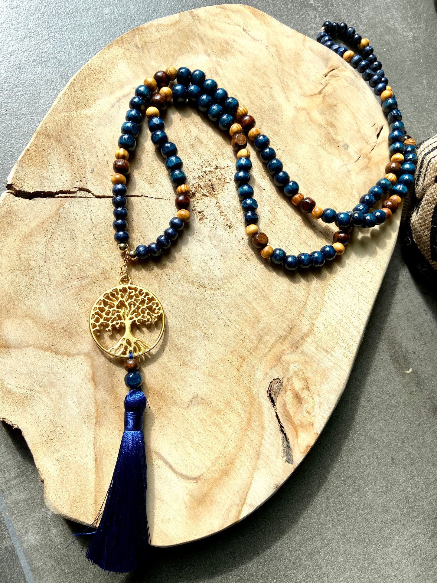 Sautoir hippie chic en bois bleu marine pendentif Fleur de Vie ou Arbre de vie