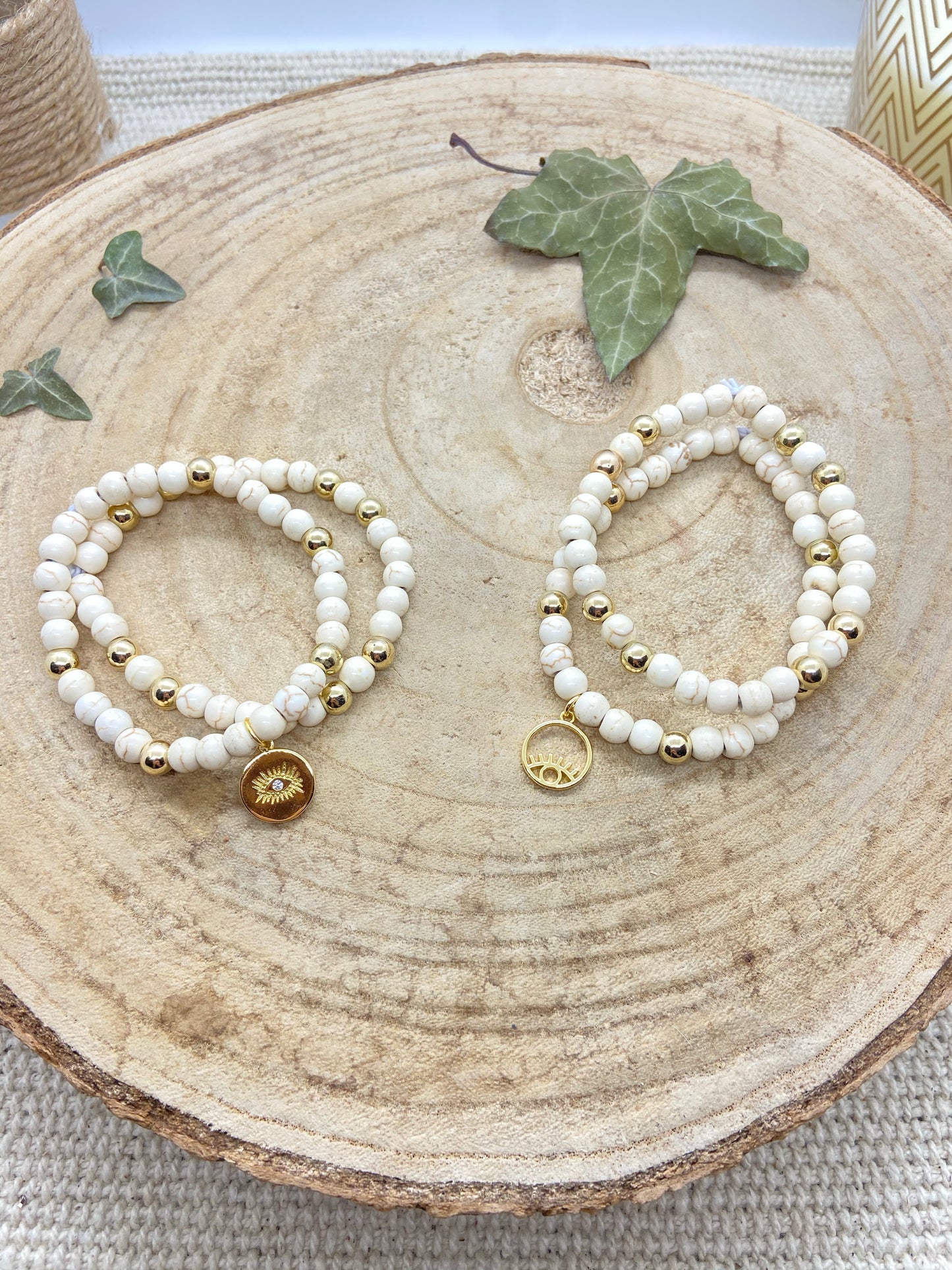 Lot de deux bracelets en pierre naturelle et breloque dorée oeil de protection