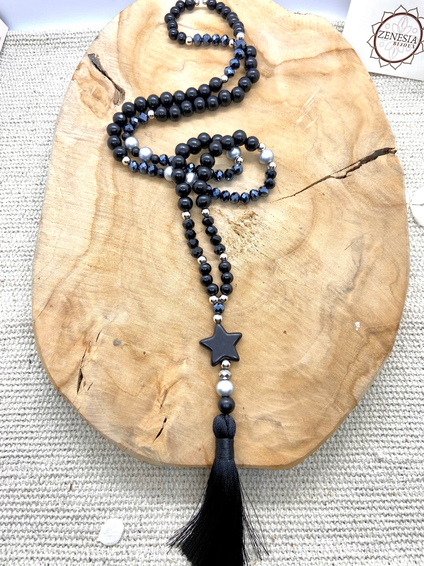 Sautoir en bois noir pendentif pompon