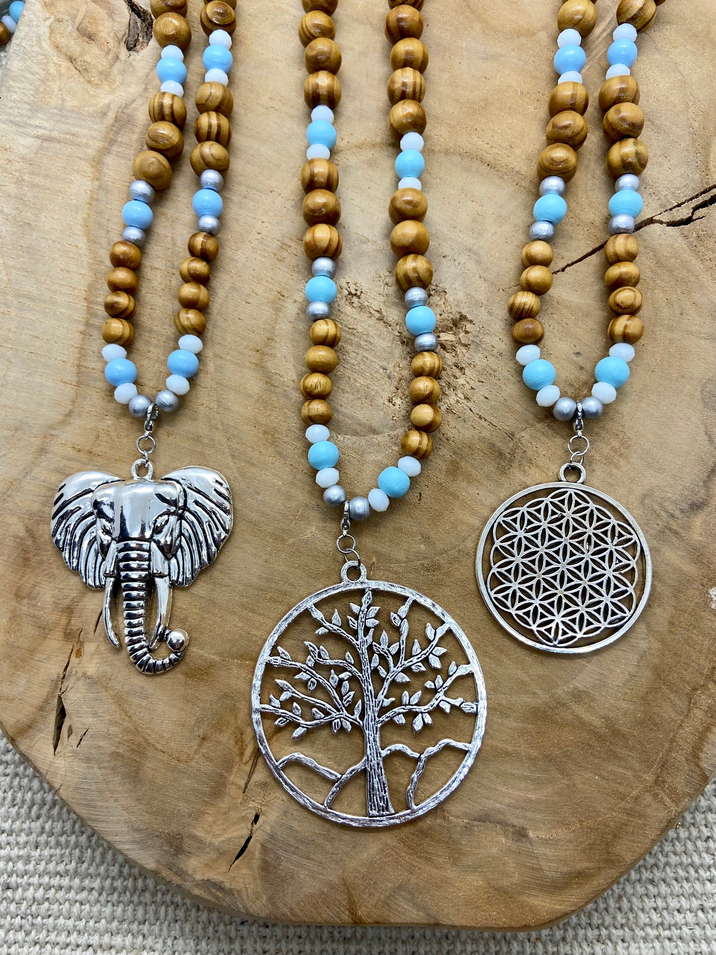 Sautoir en bois bohème chic pendentif argenté