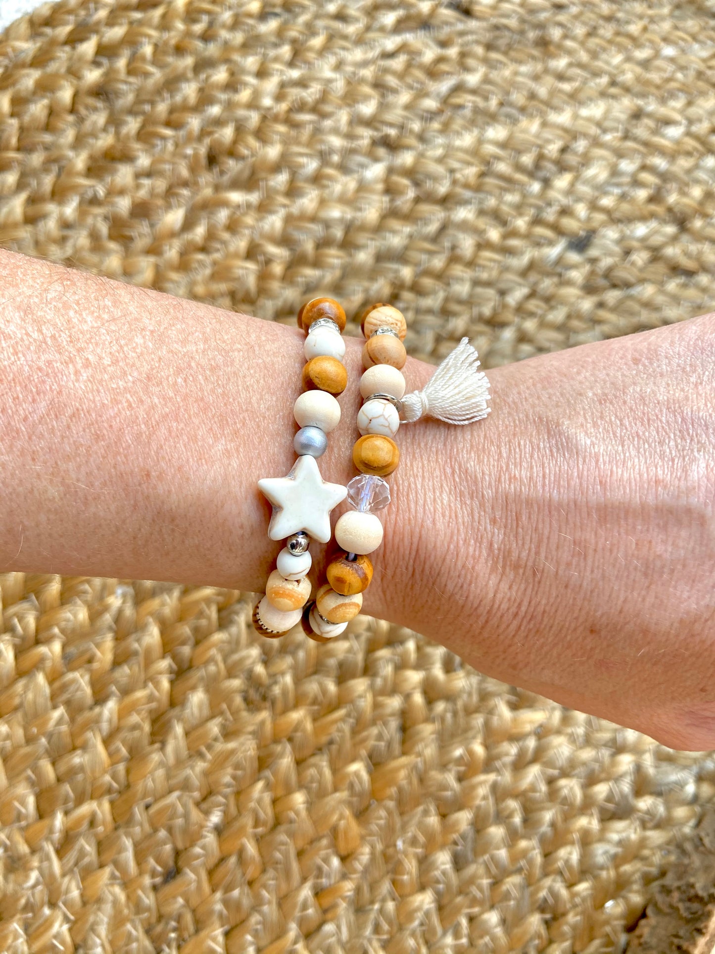 Lot de petits bracelets en bois bohème chic avec breloque