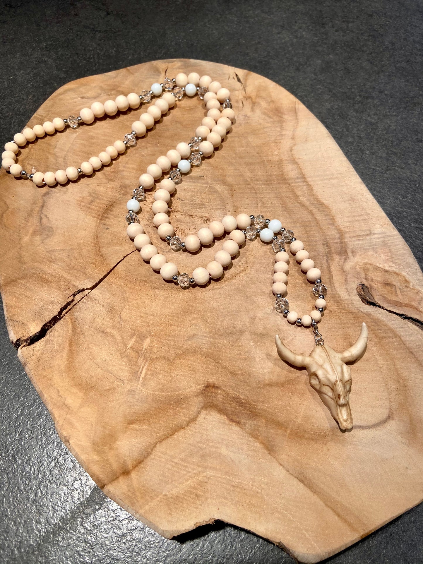 Sautoir en bois brut naturel pendentif Tête de buffle
