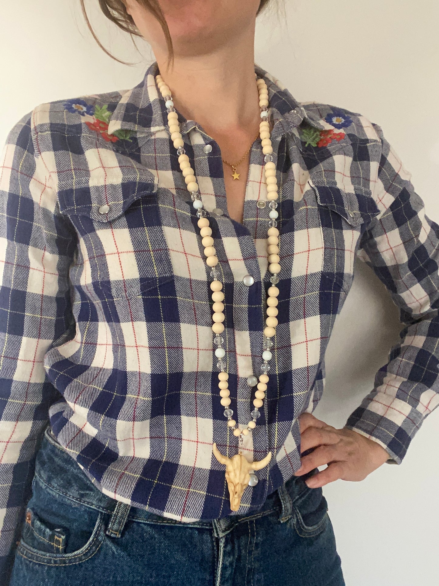 Sautoir en bois brut naturel pendentif Tête de buffle