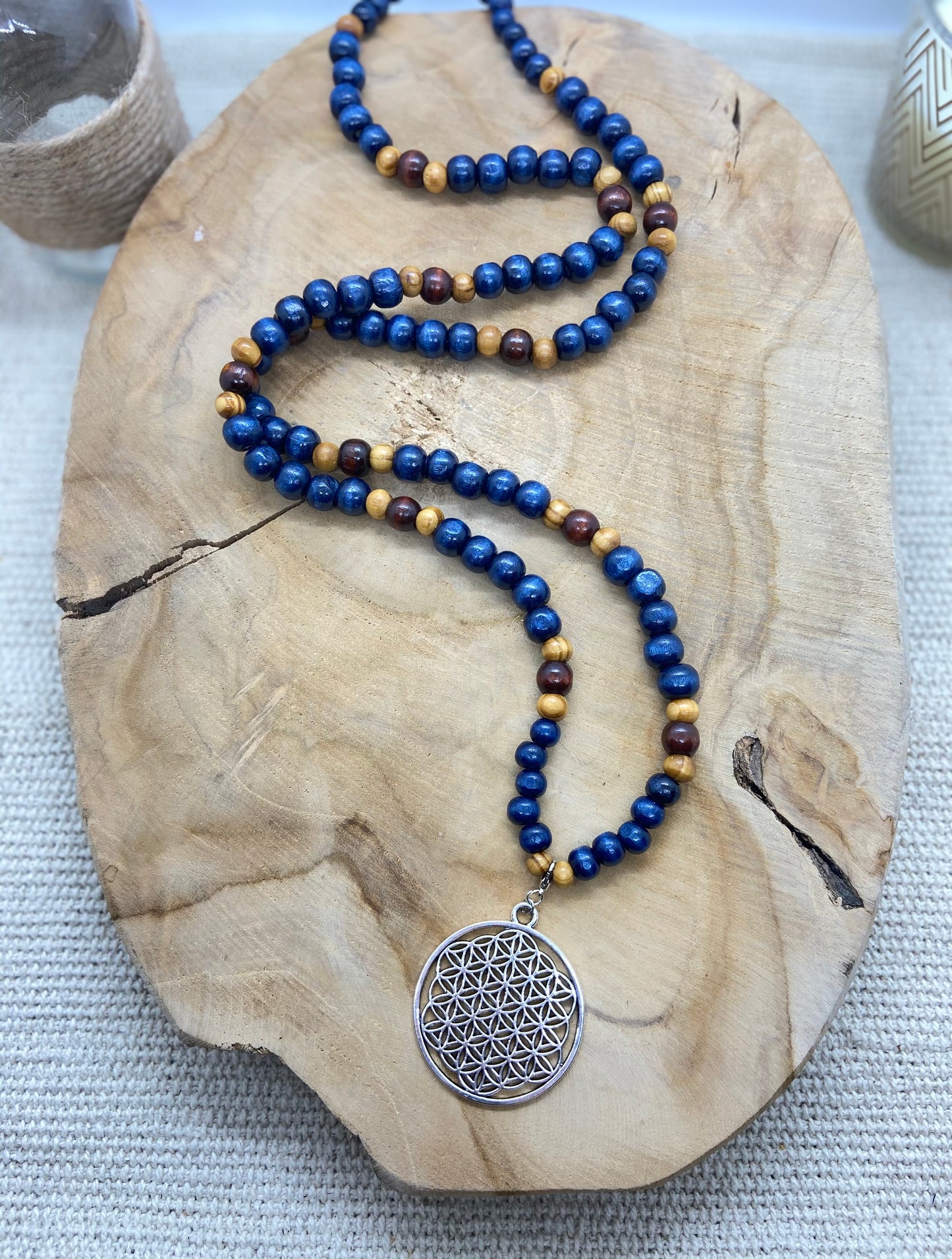 Sautoir en bois hippie chic bleu marine pendentif fleur de vie