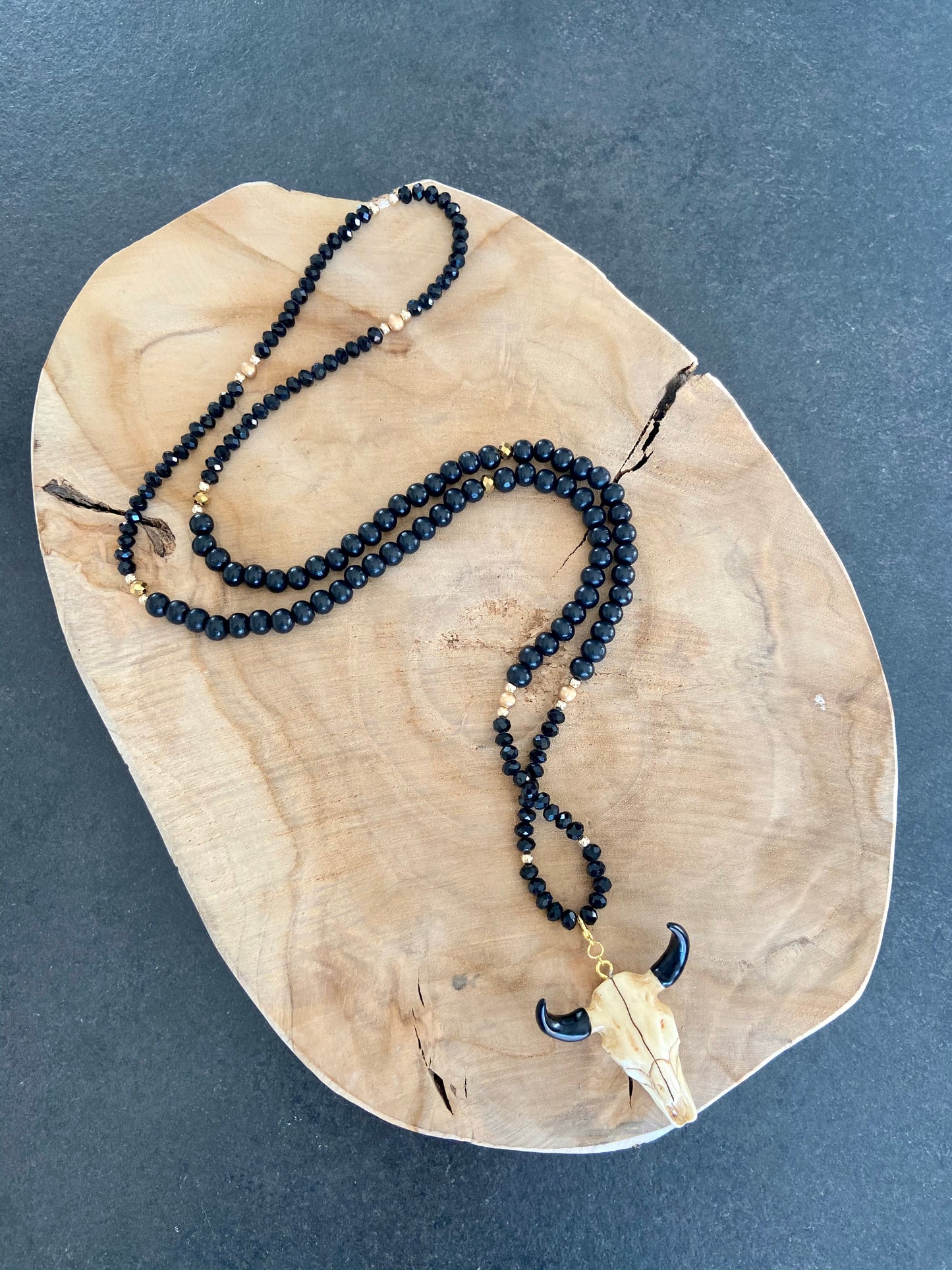 Sautoir en strass noir et bois pendentif tête de buffle