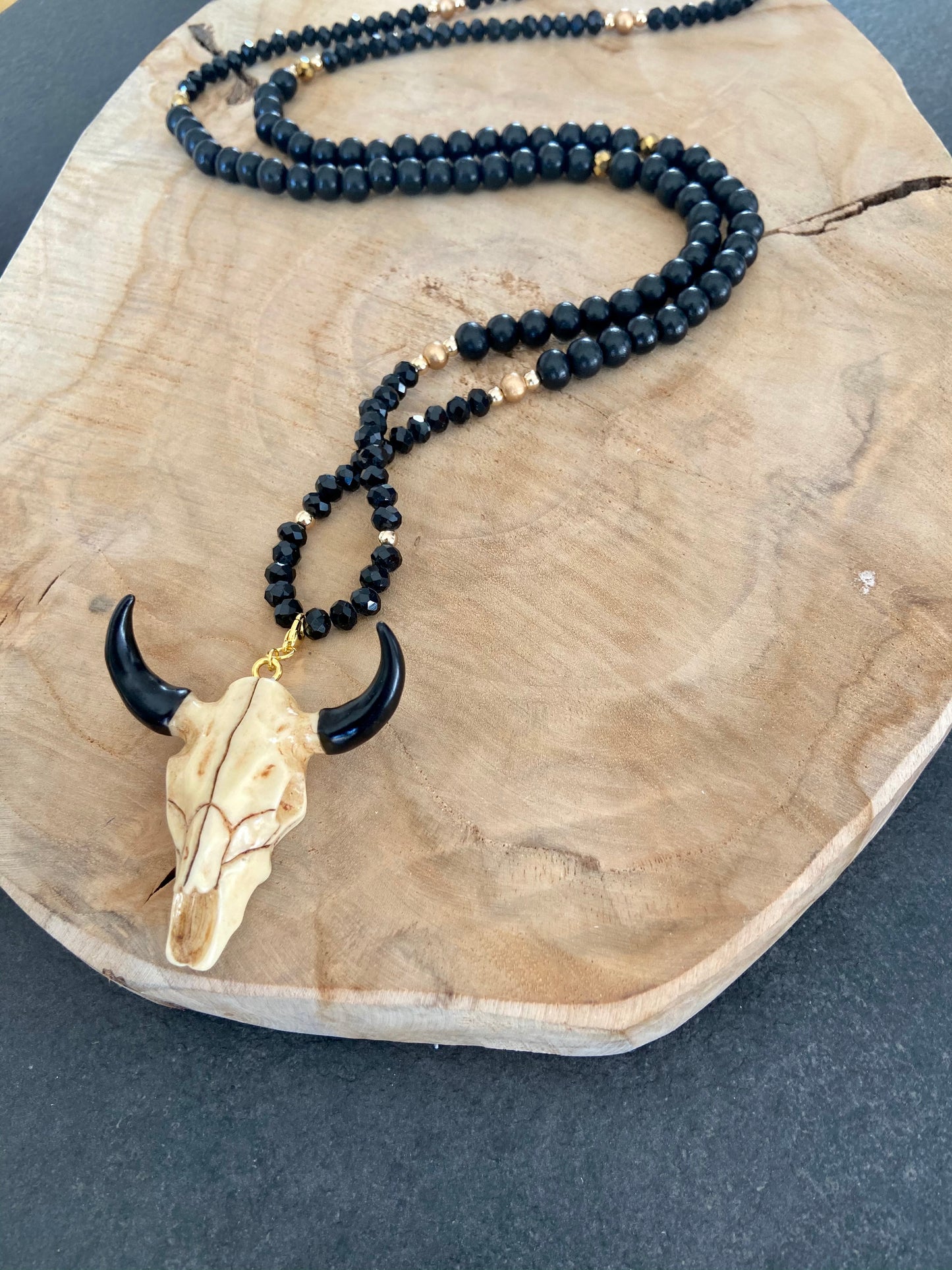 Sautoir en strass noir et bois pendentif tête de buffle