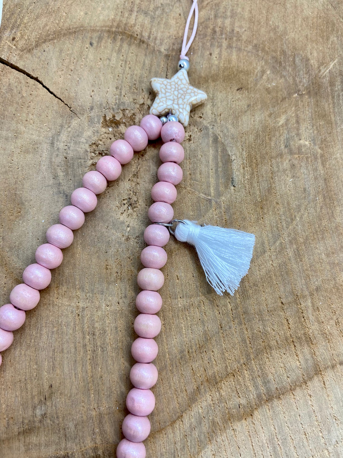 Bijou de téléphone portable en bois couleur pastel et motif étoile