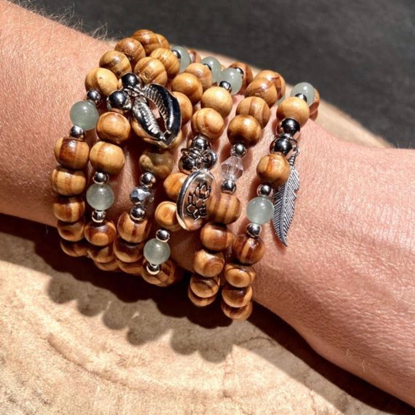 Ensemble de bracelets élastiques avec breloque plume, lotus ou coquillage