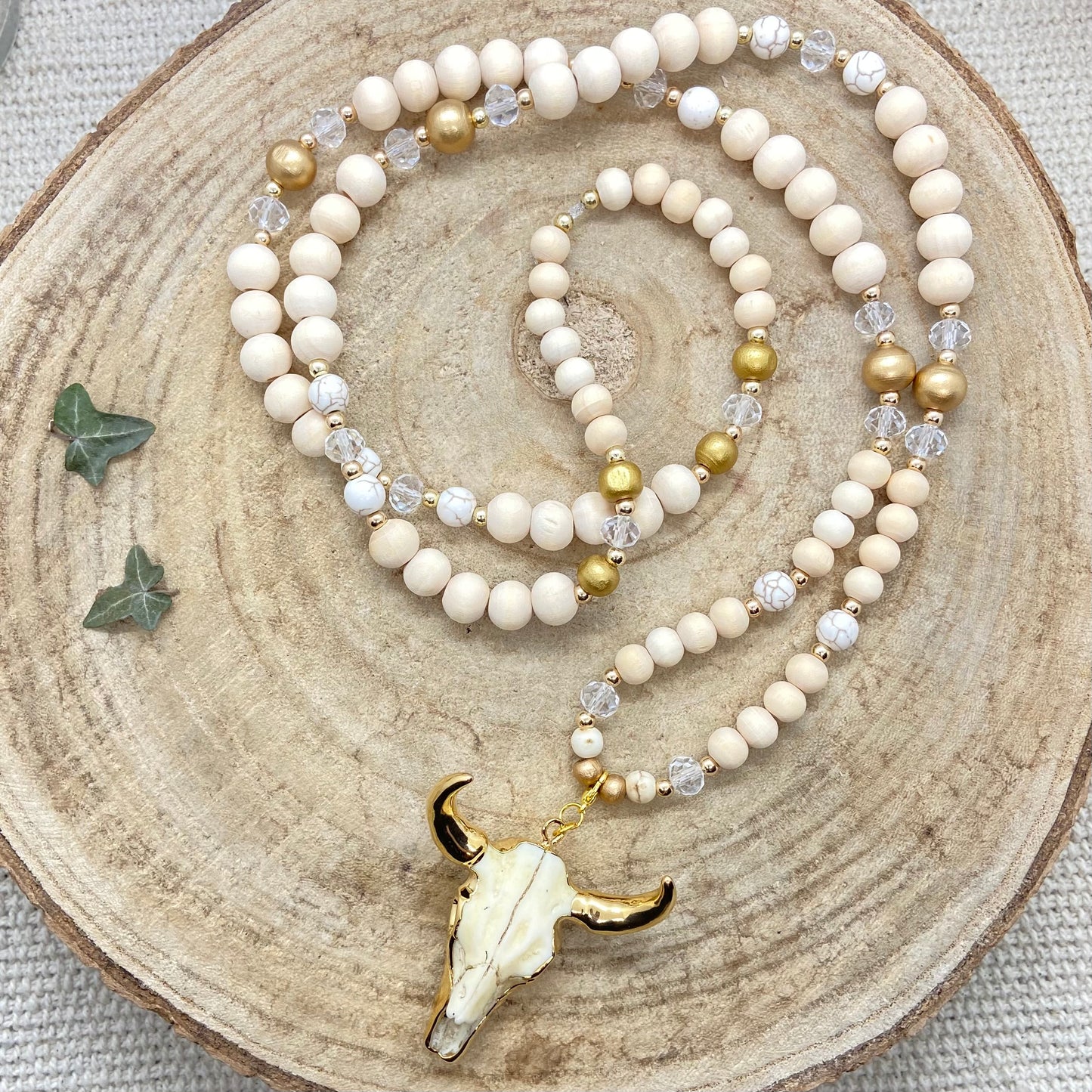 Sautoir en bois couleurs naturelles et strass Pendentif Tête de Buffle