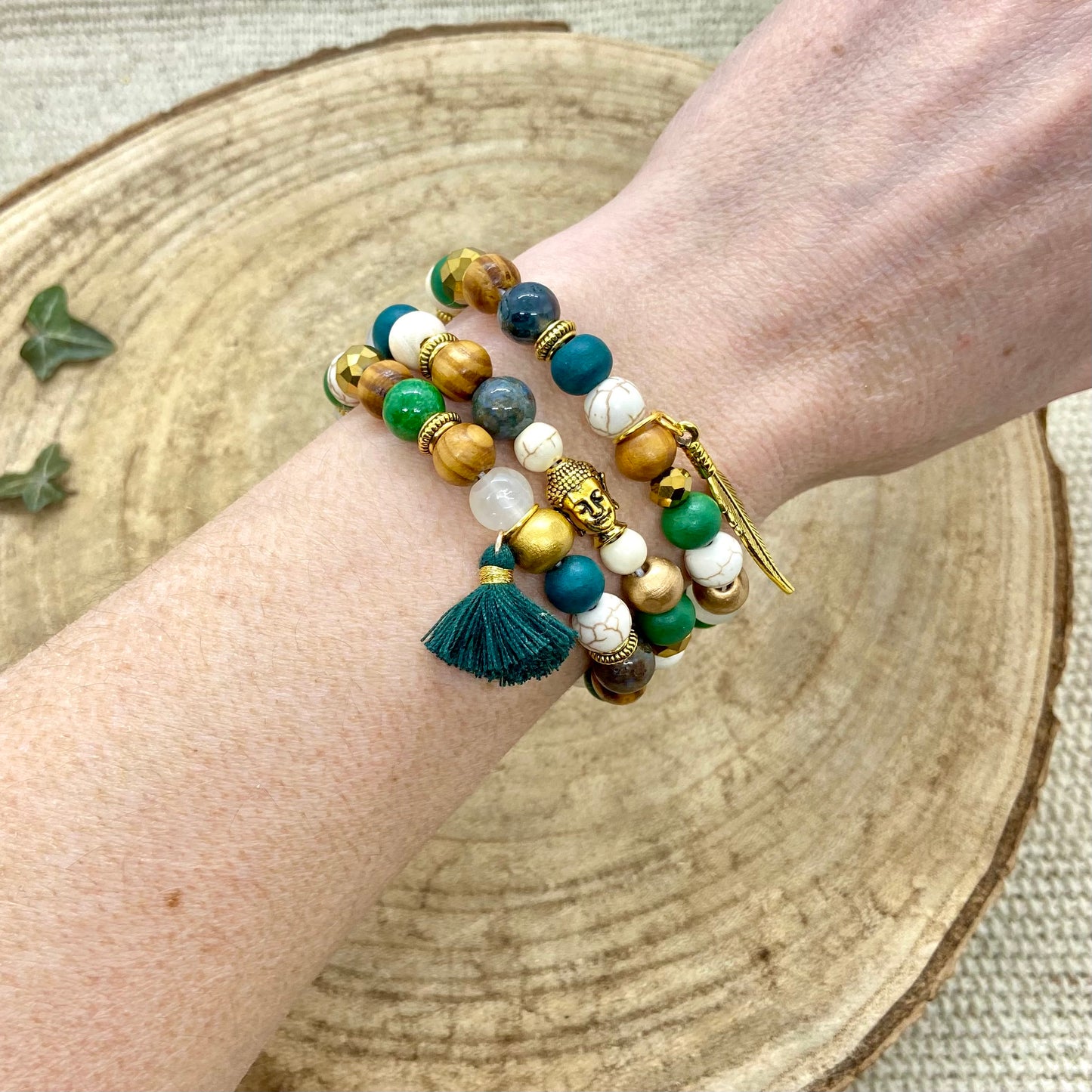 Lot de trois bracelets bohème chic pierre naturelle verte bois et doré