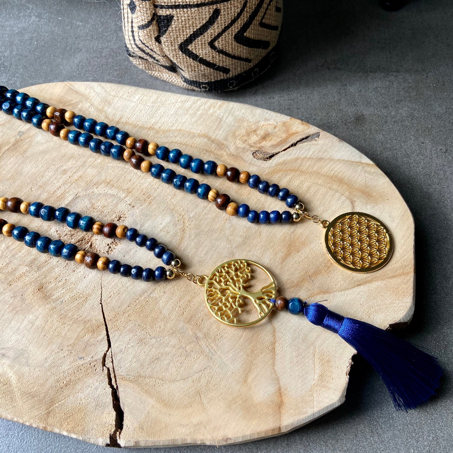 Sautoir hippie chic en bois bleu marine pendentif Fleur de Vie ou Arbre de vie
