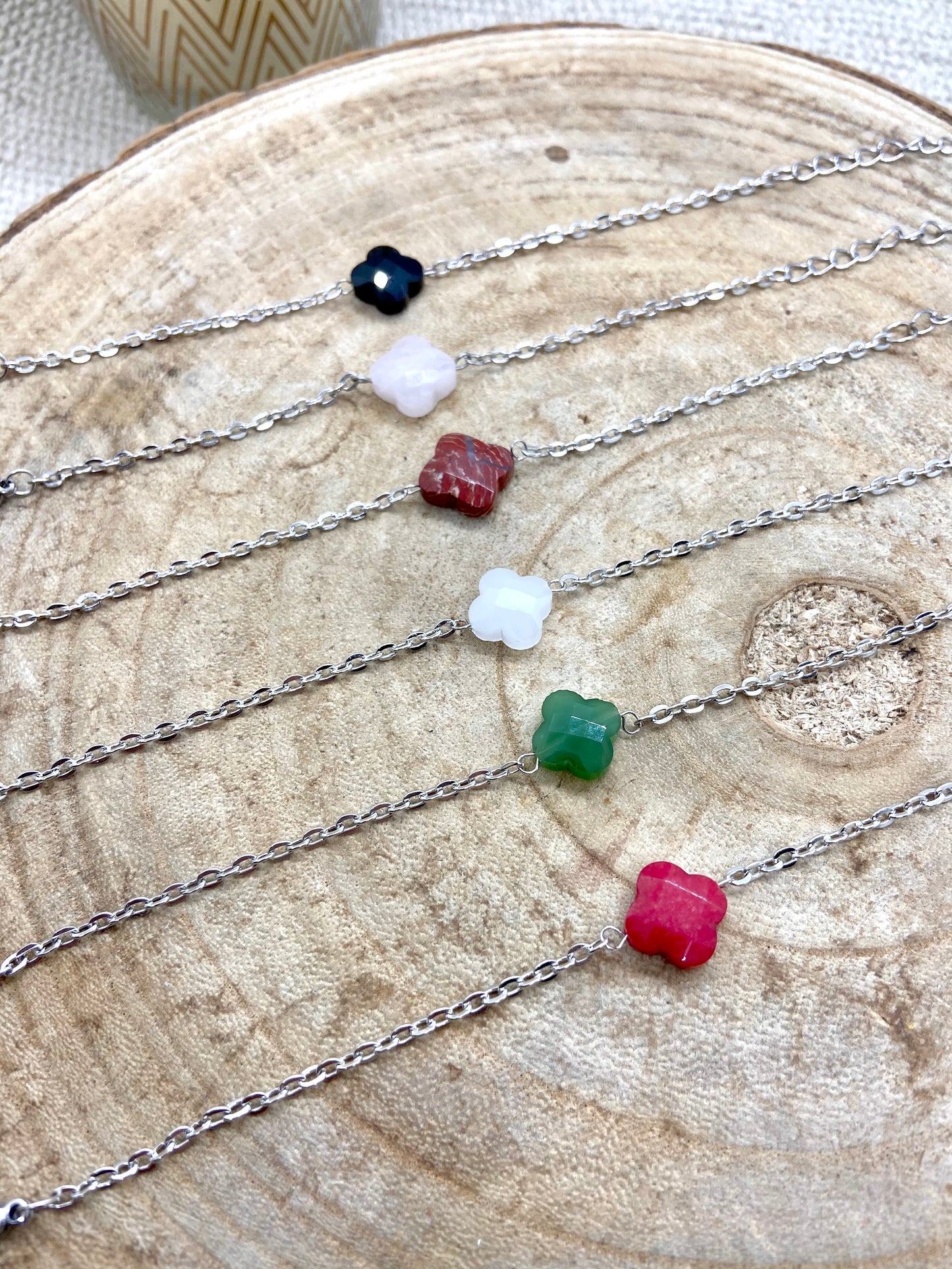 Petit bracelet fin chaine argentée trèfle à quatre feuilles