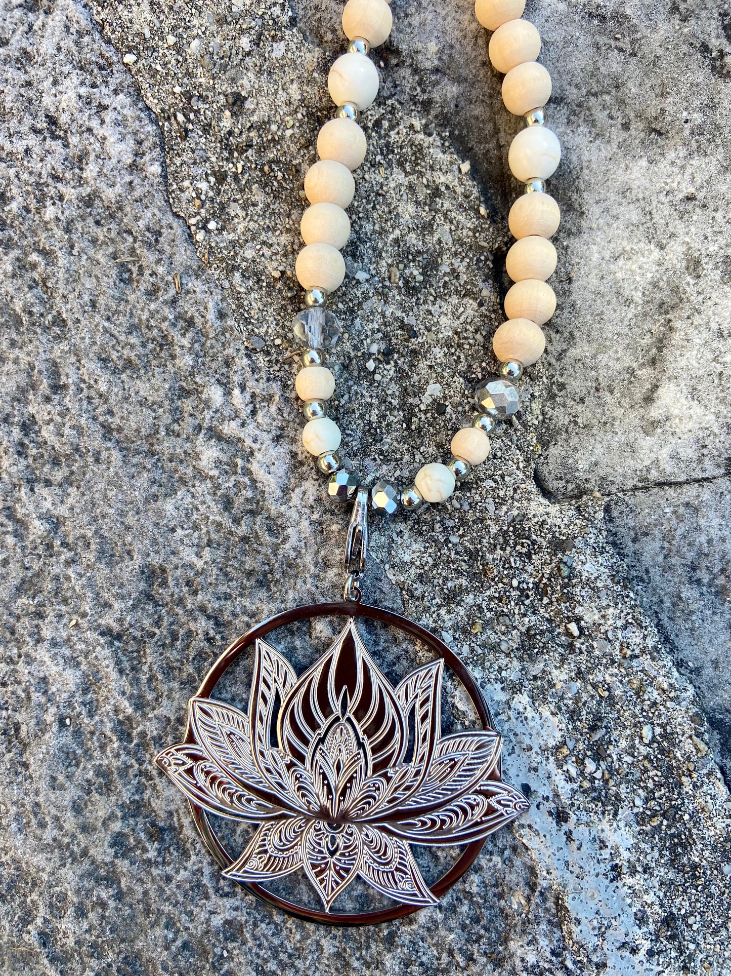 Sautoirs en bois pendentifs Lotus Acier Inoxydable