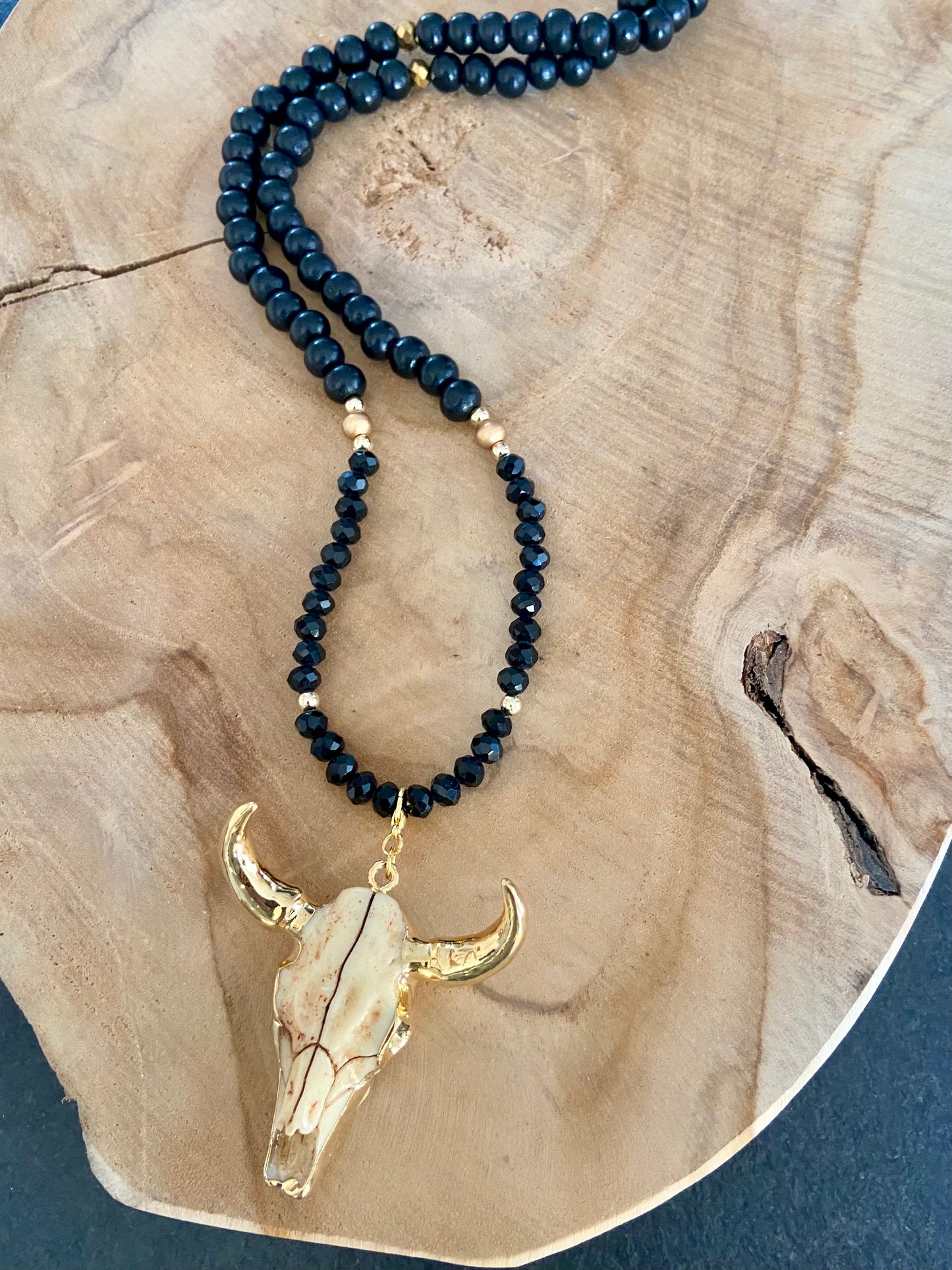 Sautoir en strass noir et bois pendentif tête de buffle