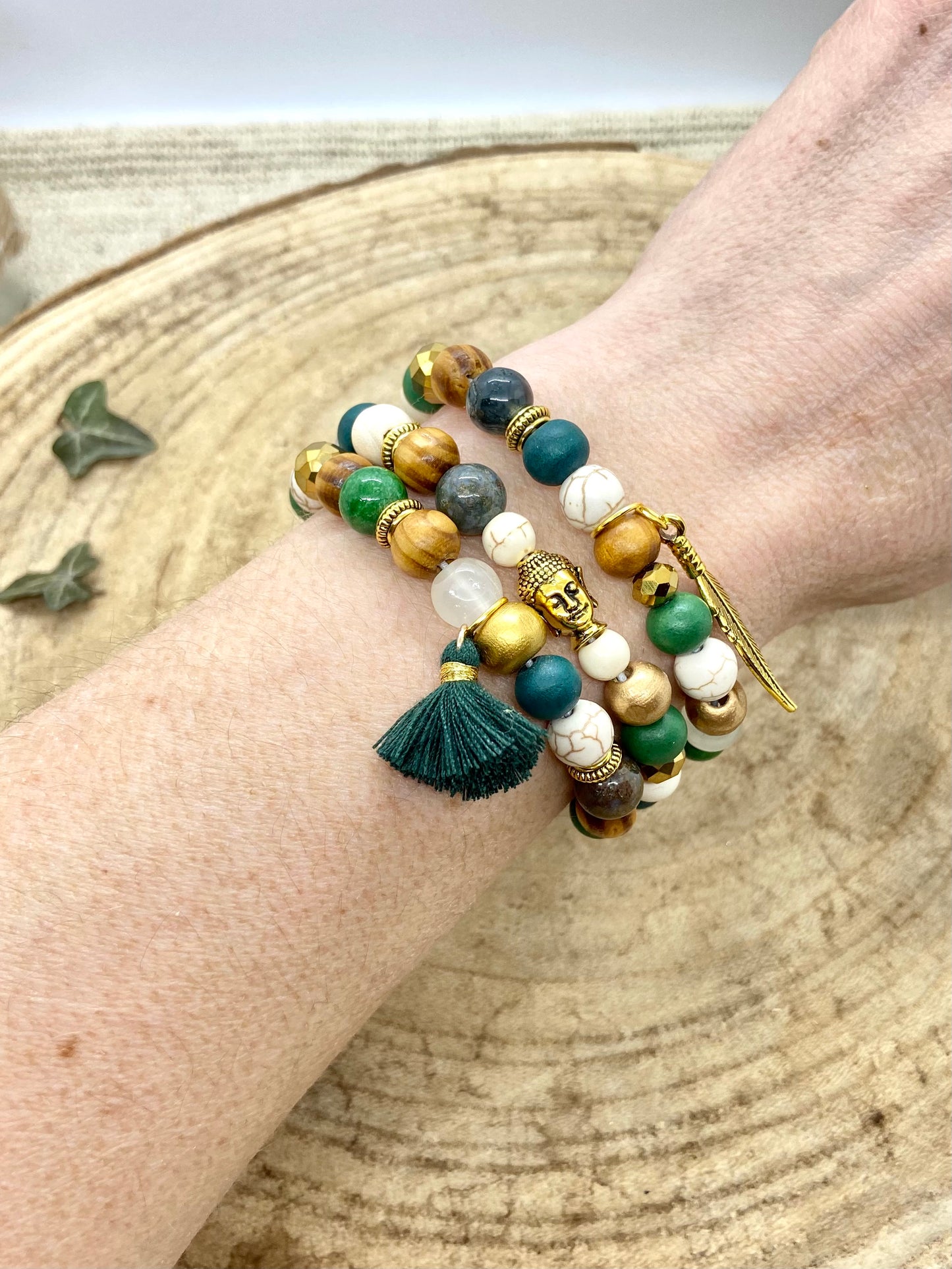 Lot de trois bracelets bohème chic pierre naturelle verte bois et doré
