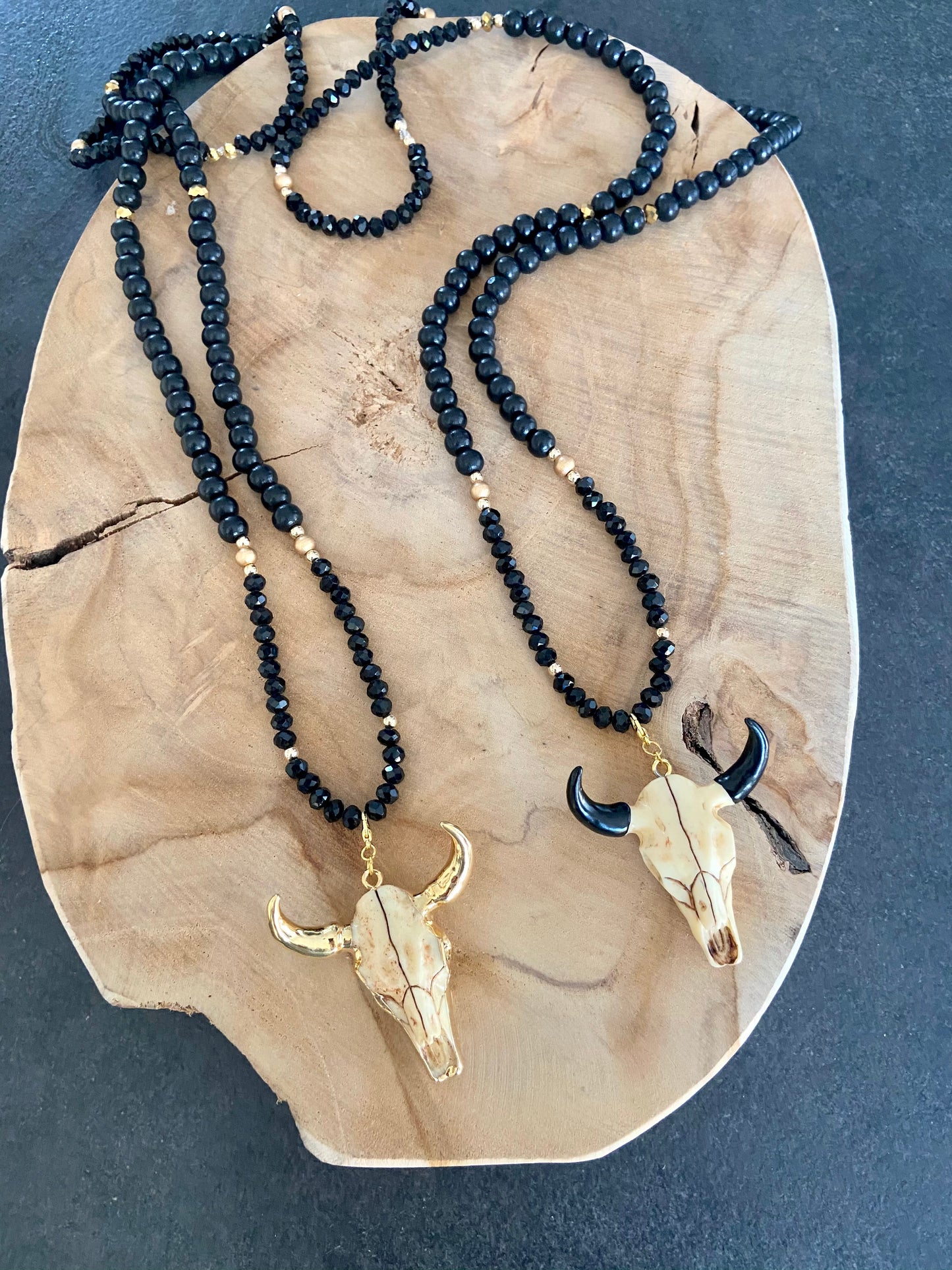 Sautoir en strass noir et bois pendentif tête de buffle