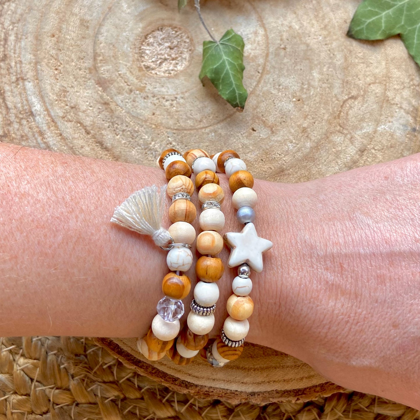 Lot de petits bracelets en bois bohème chic avec breloque