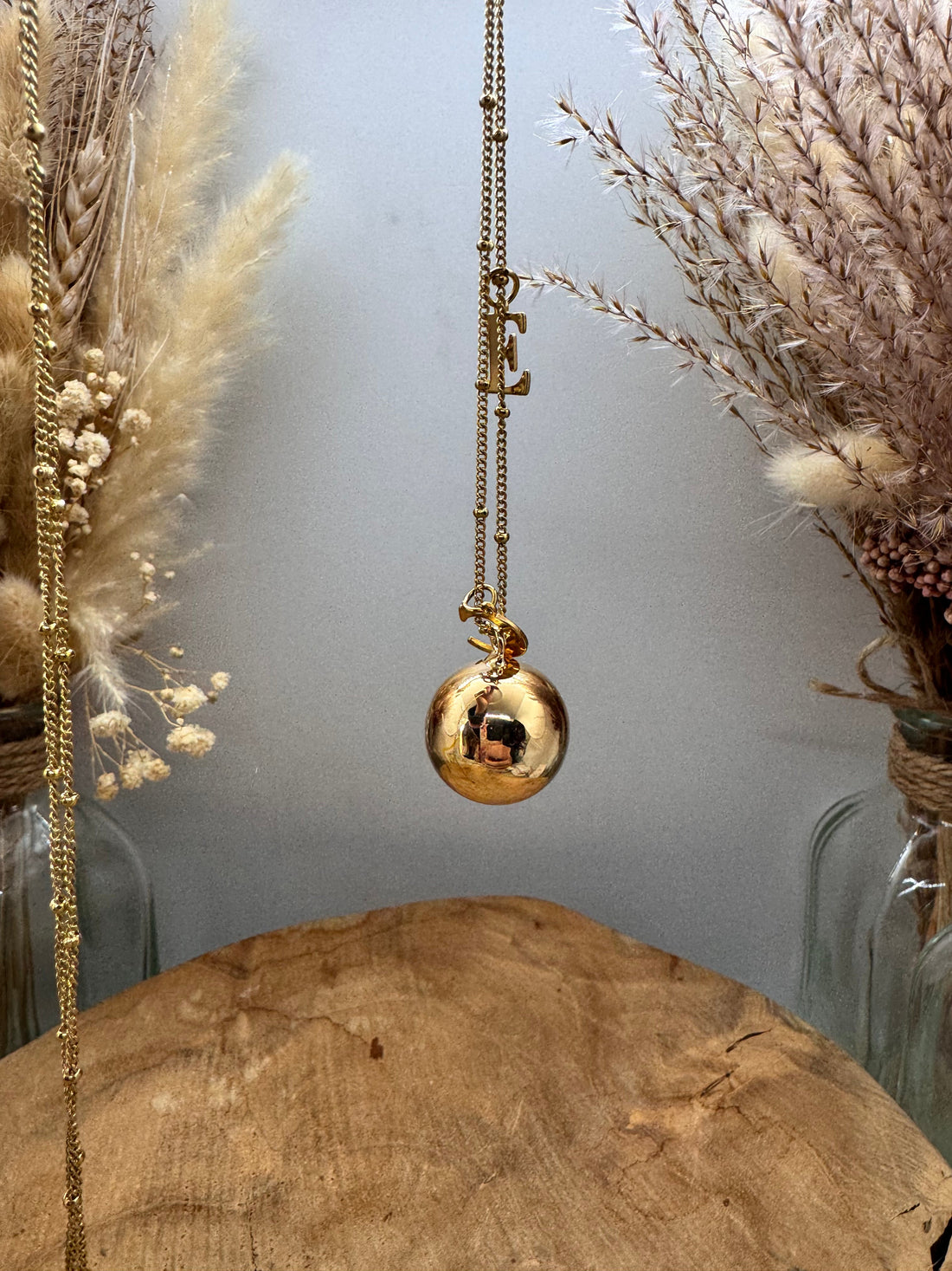 Personnalisez votre bola de grossesse avec des lettres : initiales, mot secret ou symbole d’amour. Création unique et sur mesure par Zenesia Bijoux