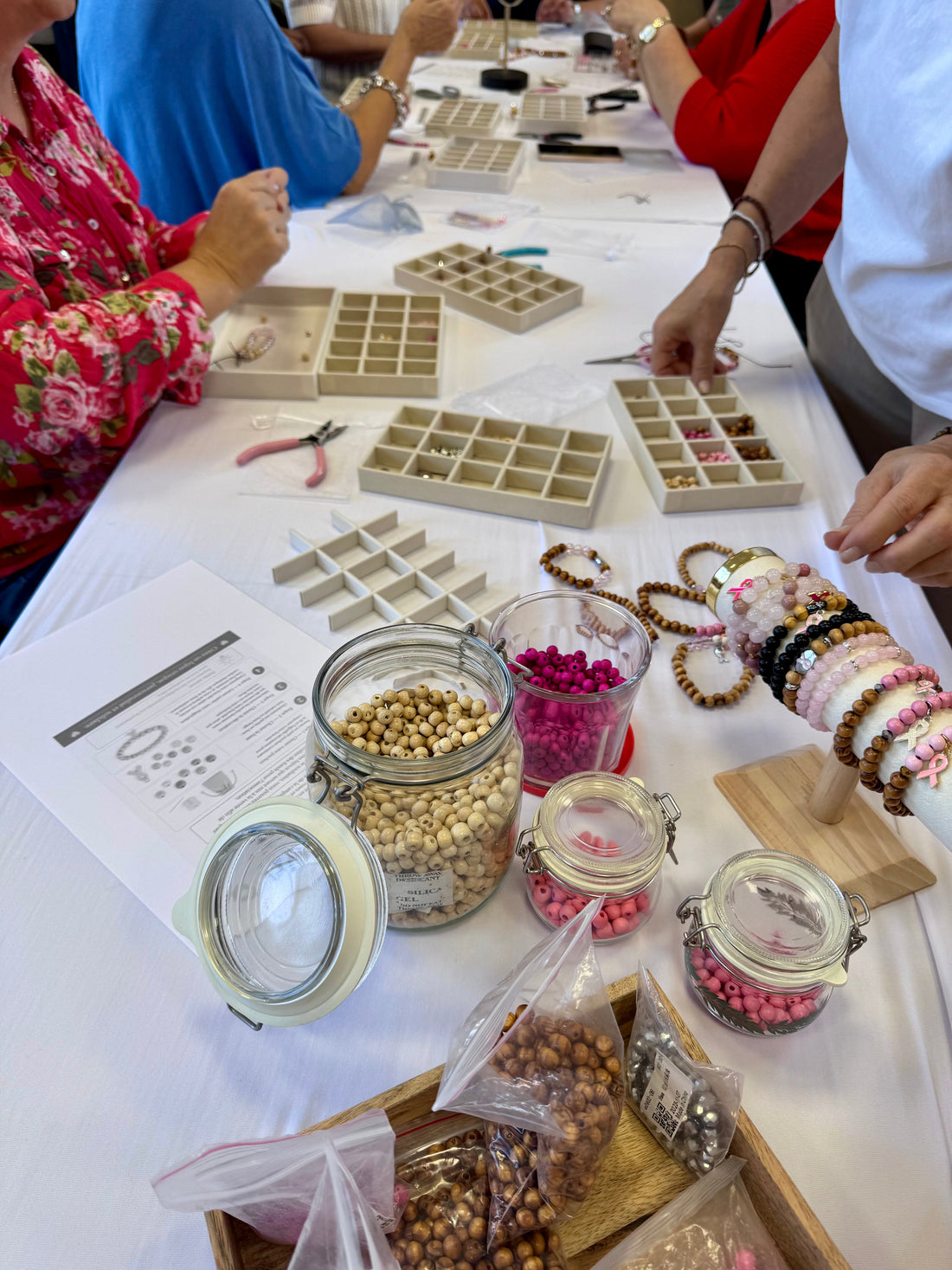 Atelier bijoux Octobre Rose en Savoie : une création solidaire avec La Maison Post-Cancer