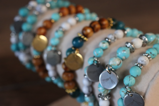 Bracelets en pierre naturelle Aix Riviera – Création artisanale inspirée d’Aix-les-Bains et du Bourget-du-Lac