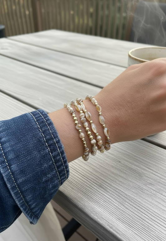 Bracelet fin en acier inoxydable doré et nacre beige