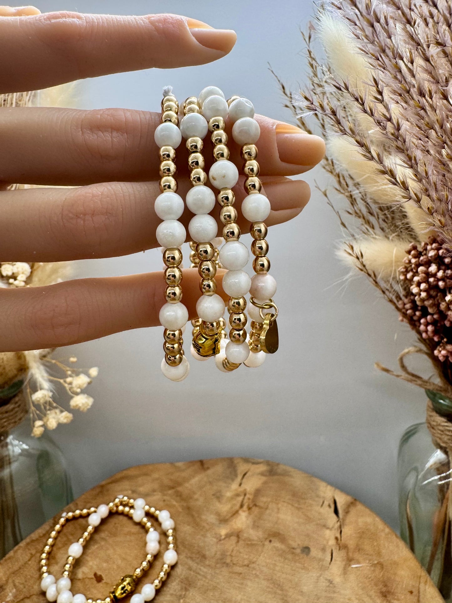 Bracelet en pierres naturelles blanches nacrées et acier inoxydable doré bohème