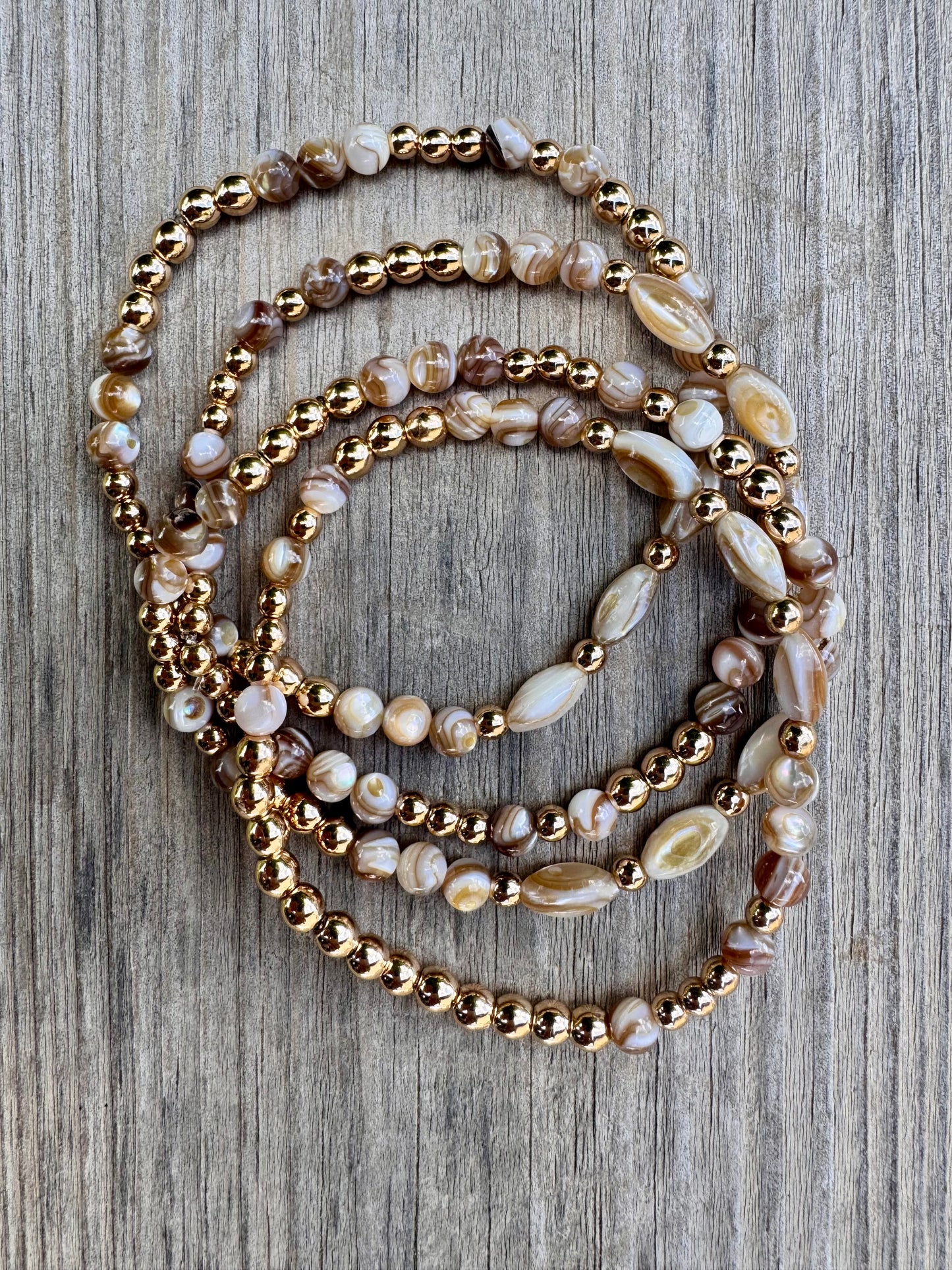 Bracelet fin en acier inoxydable doré et nacre beige