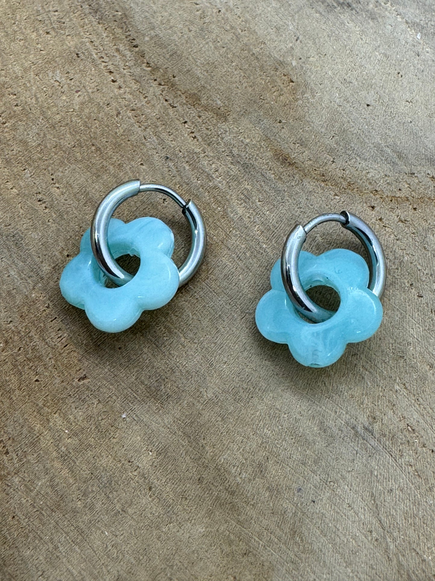 Boucles d’oreilles Créoles, avec petite fleur en acrylique colorées