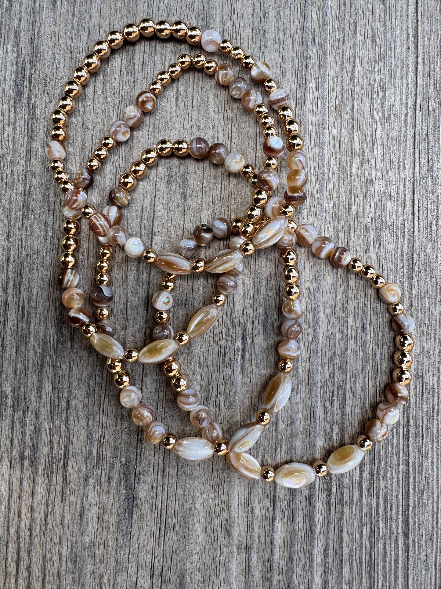 Bracelet fin en acier inoxydable doré et nacre beige
