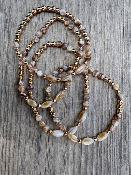 Bracelet fin en acier inoxydable doré et nacre beige