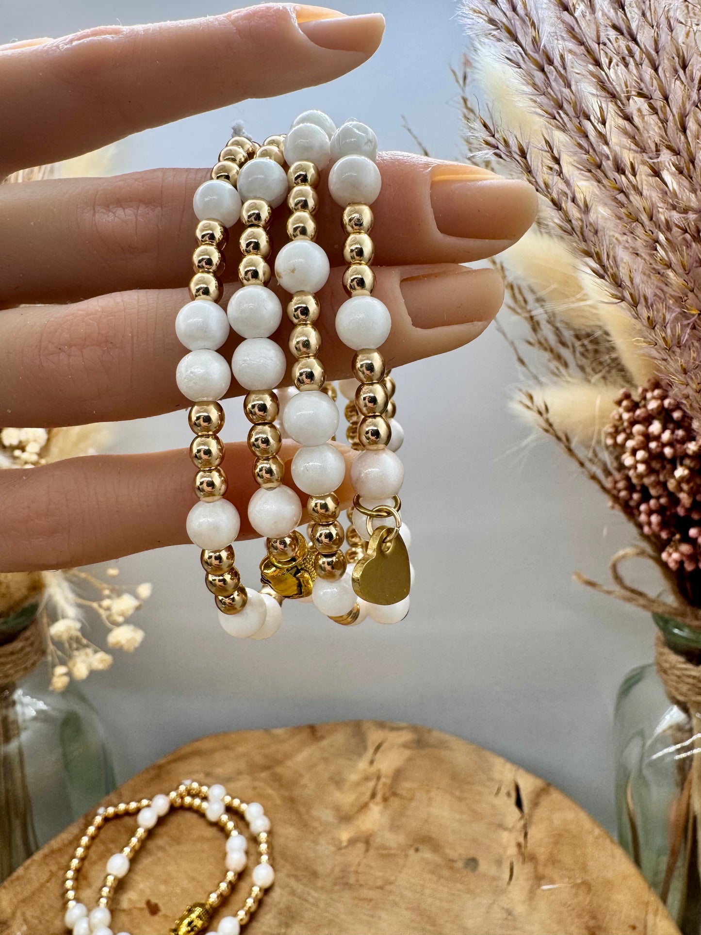 Bracelet en pierres naturelles blanches nacrées et acier inoxydable doré bohème