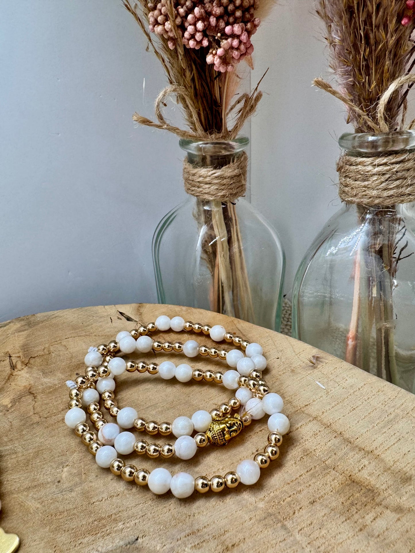 Bracelet en pierres naturelles blanches nacrées et acier inoxydable doré bohème