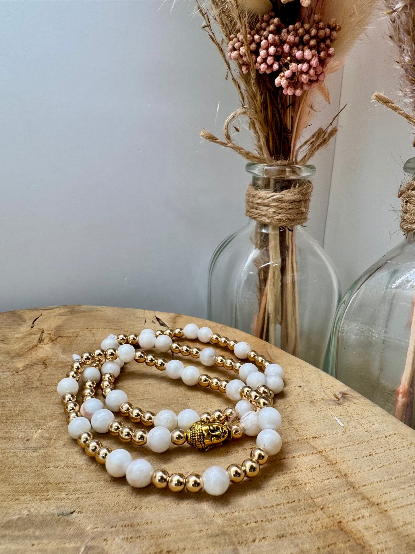 Bracelet en pierres naturelles blanches nacrées et acier inoxydable doré bohème