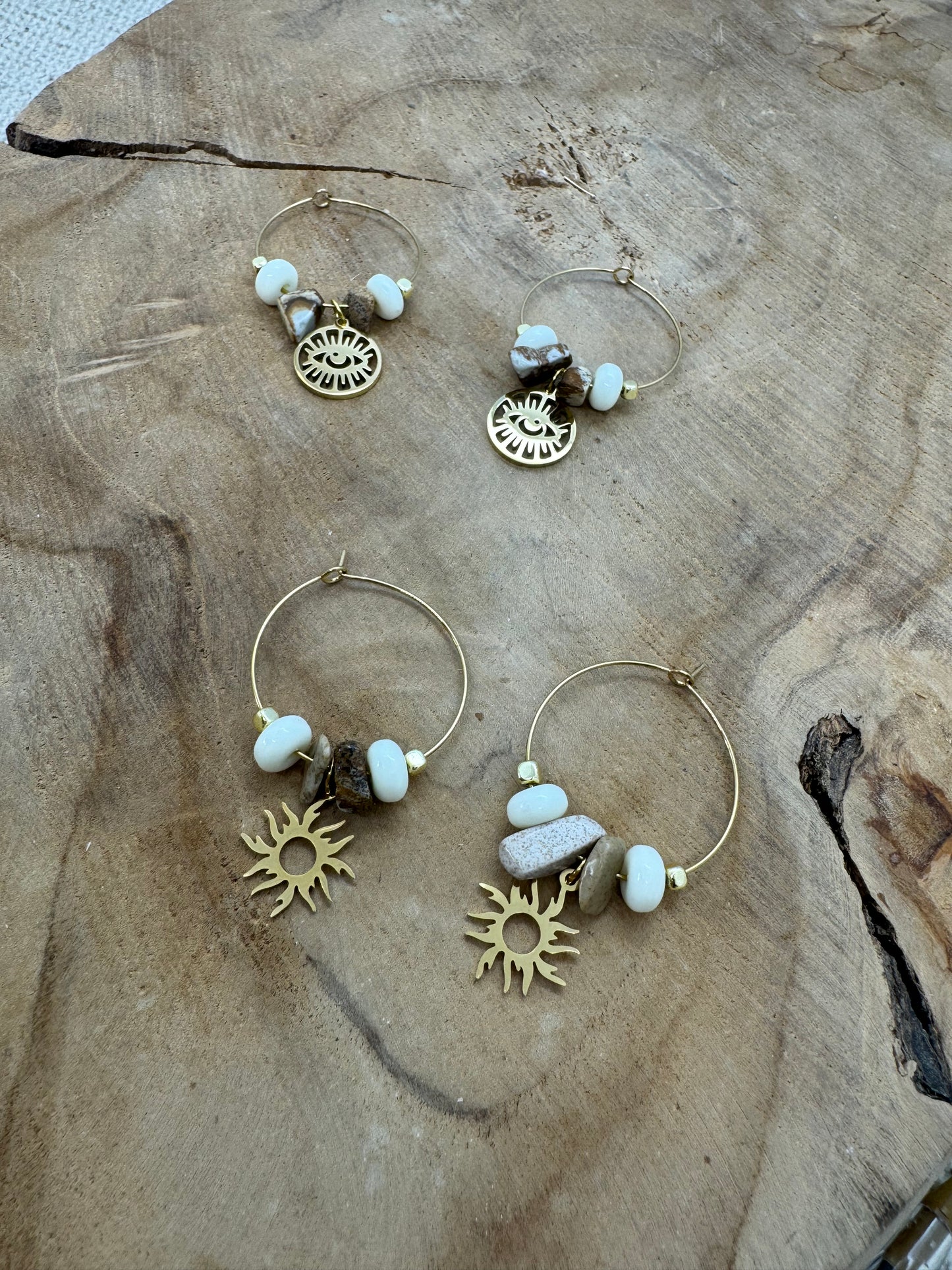 Boucles d’oreilles créoles bohème avec pierres naturelles Jaspe Zebré et breloques dorées