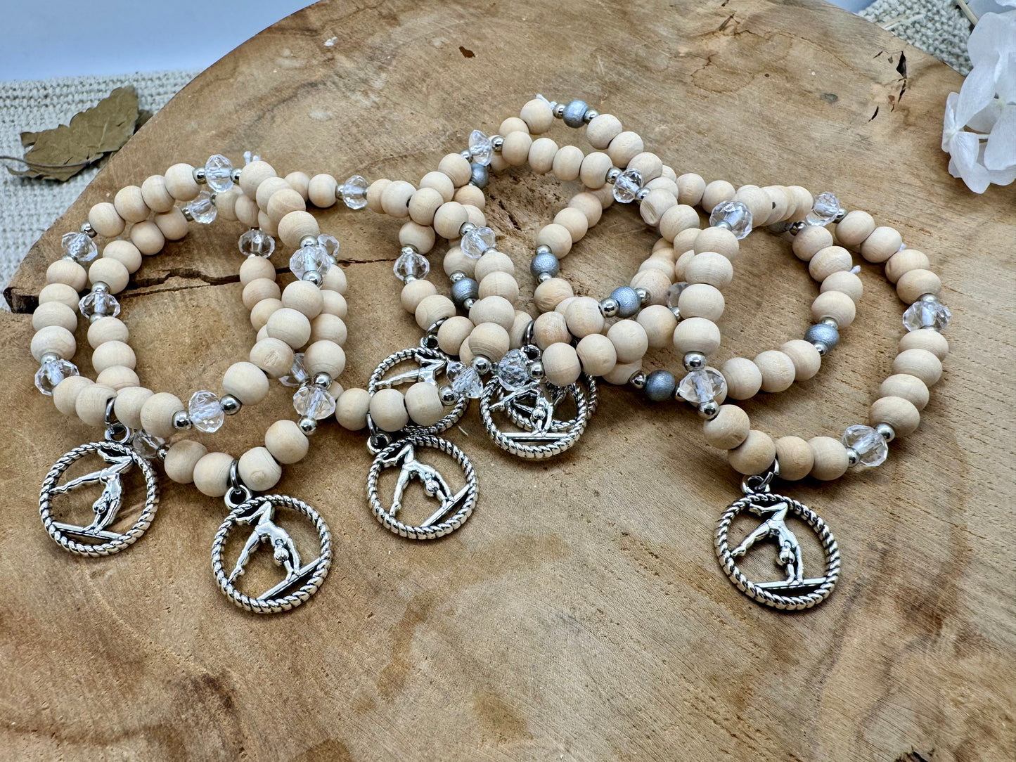 Bracelet en bois avec une breloque gymnaste