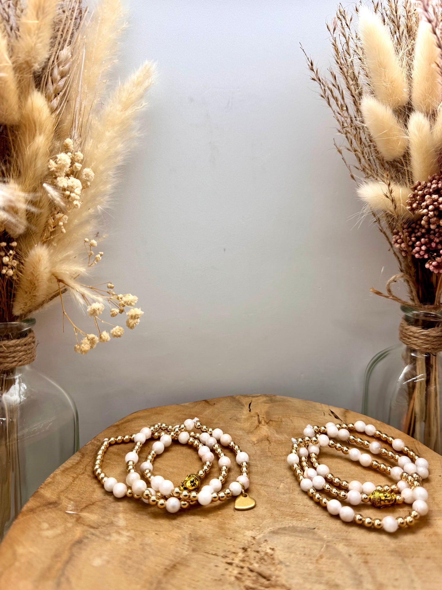 Bracelet en pierres naturelles blanches nacrées et acier inoxydable doré bohème