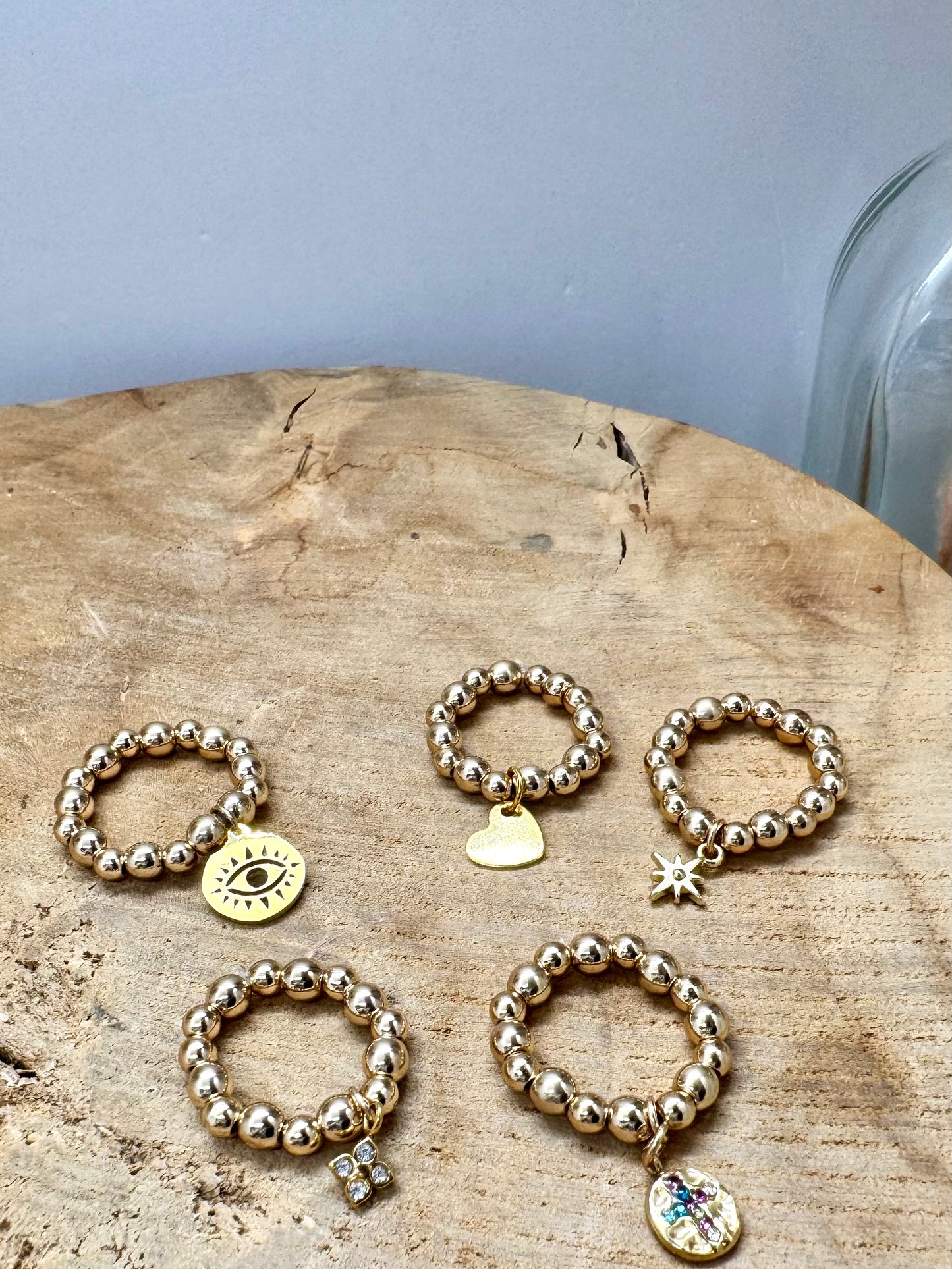 Bague dorée en hématite elastiques tendance – breloque au choix