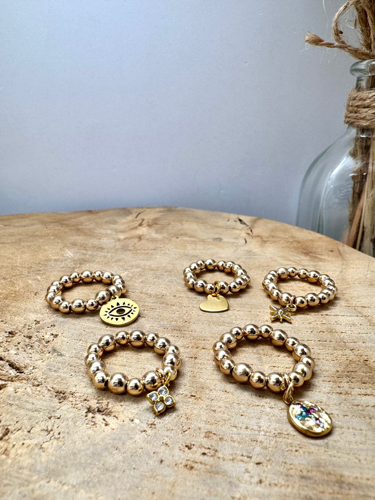 Bague dorée en hématite elastiques tendance – breloque au choix