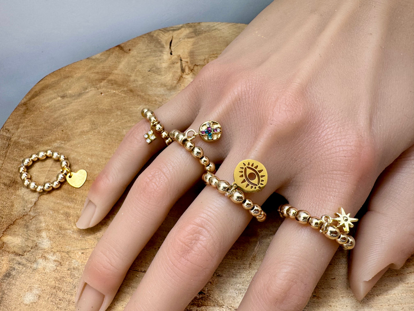 Bague dorée en hématite elastiques tendance – breloque au choix