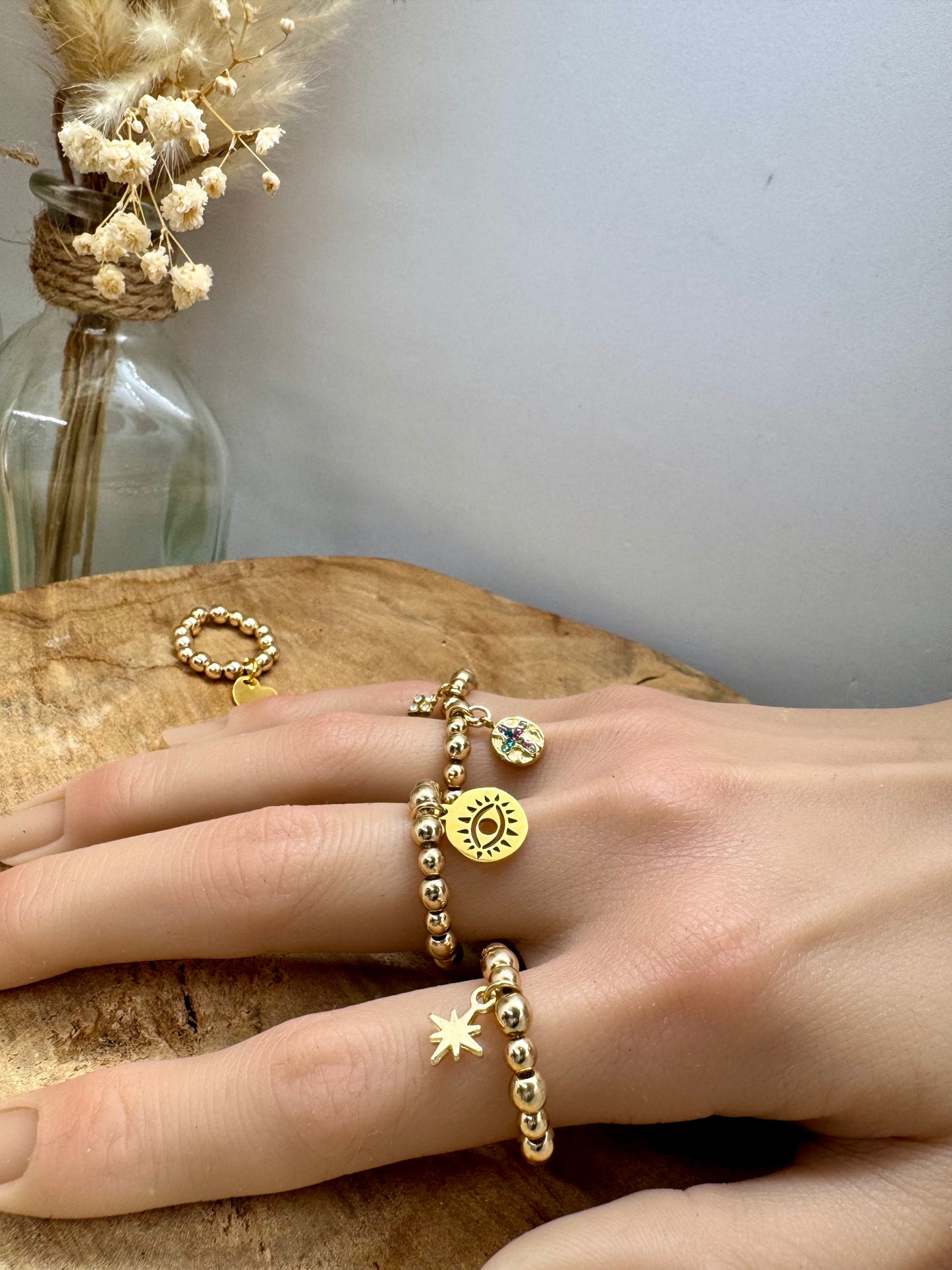 Bague dorée en hématite elastiques tendance – breloque au choix