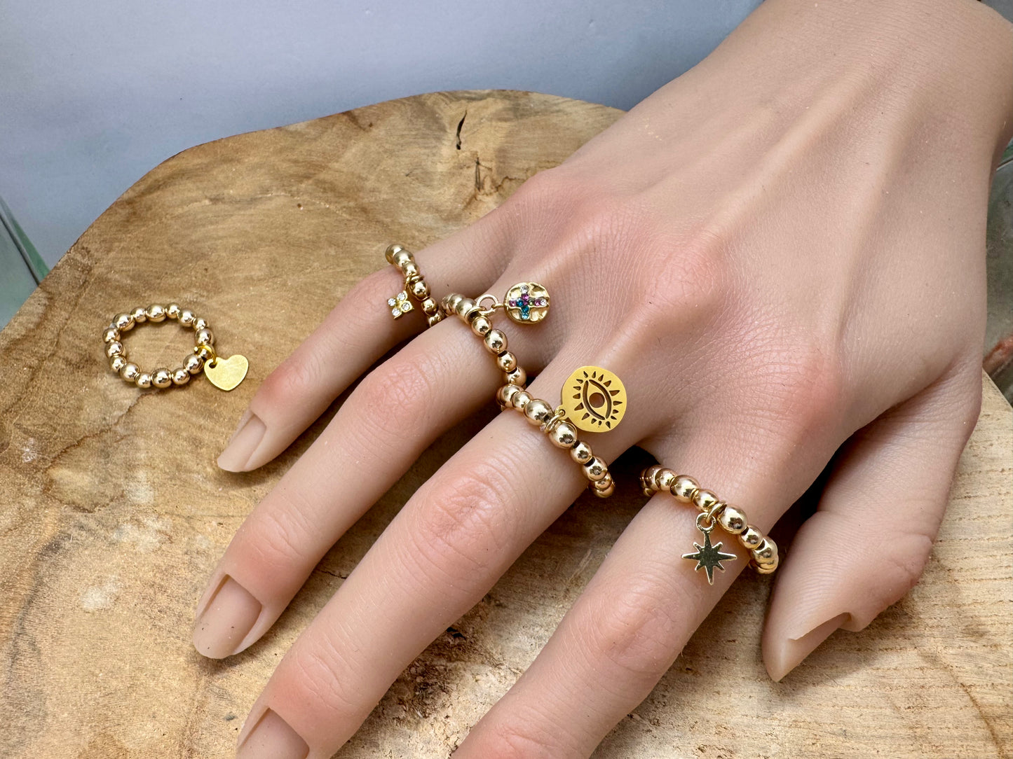 Bague dorée en hématite elastiques tendance – breloque au choix