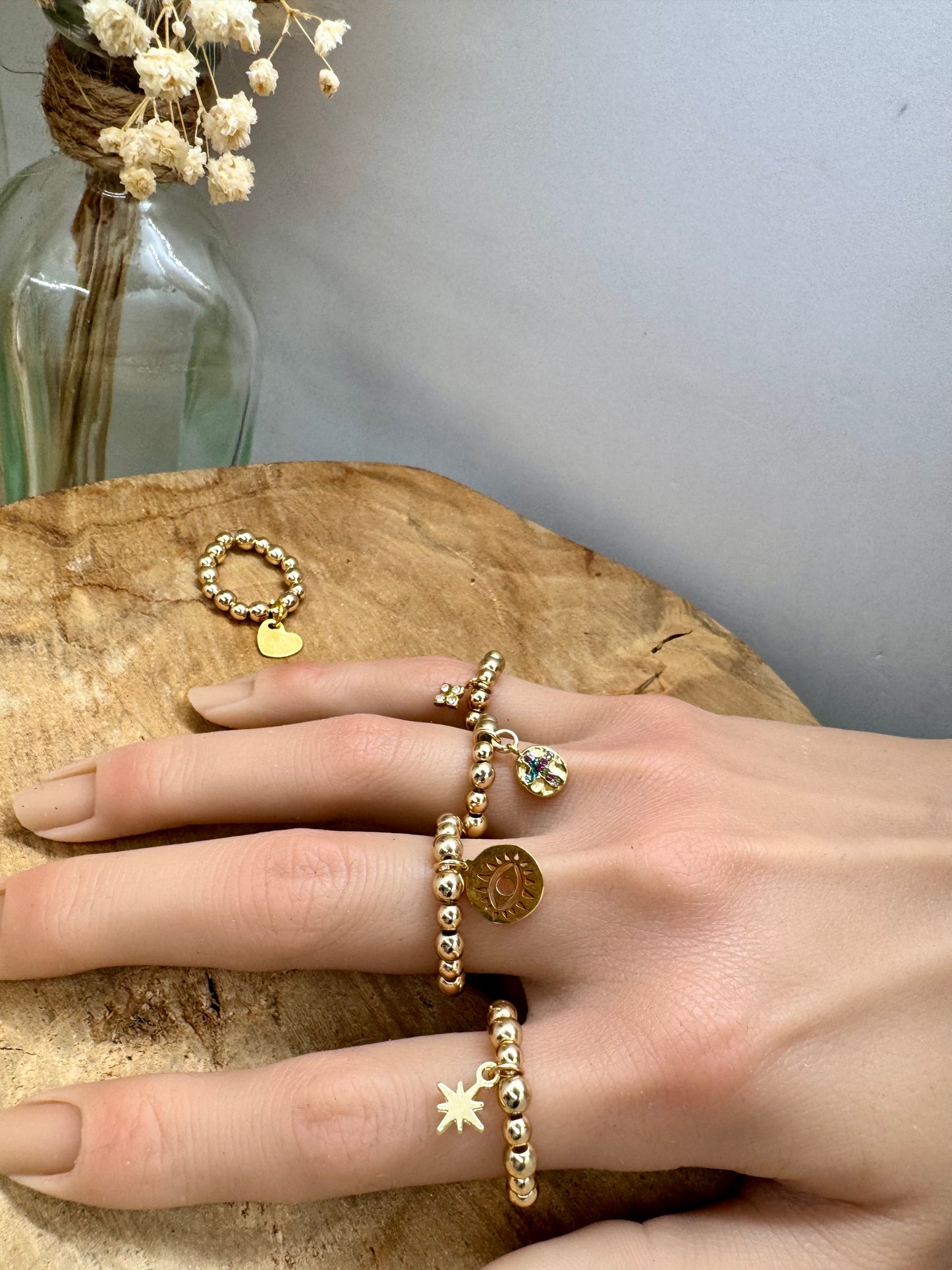 Bague dorée en hématite elastiques tendance – breloque au choix