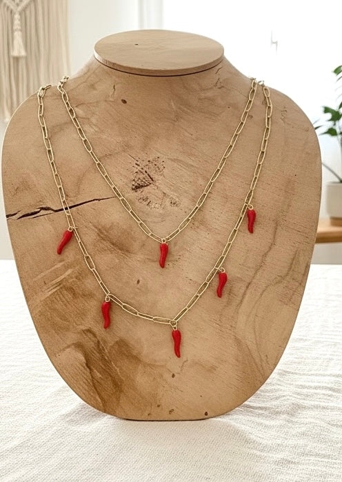 Collier chaîne dorée à gros maillons & piments rouges