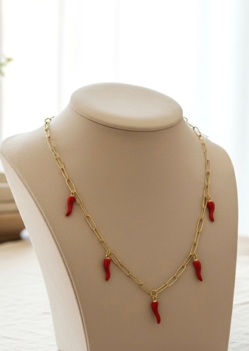 Collier chaîne dorée à gros maillons & piments rouges