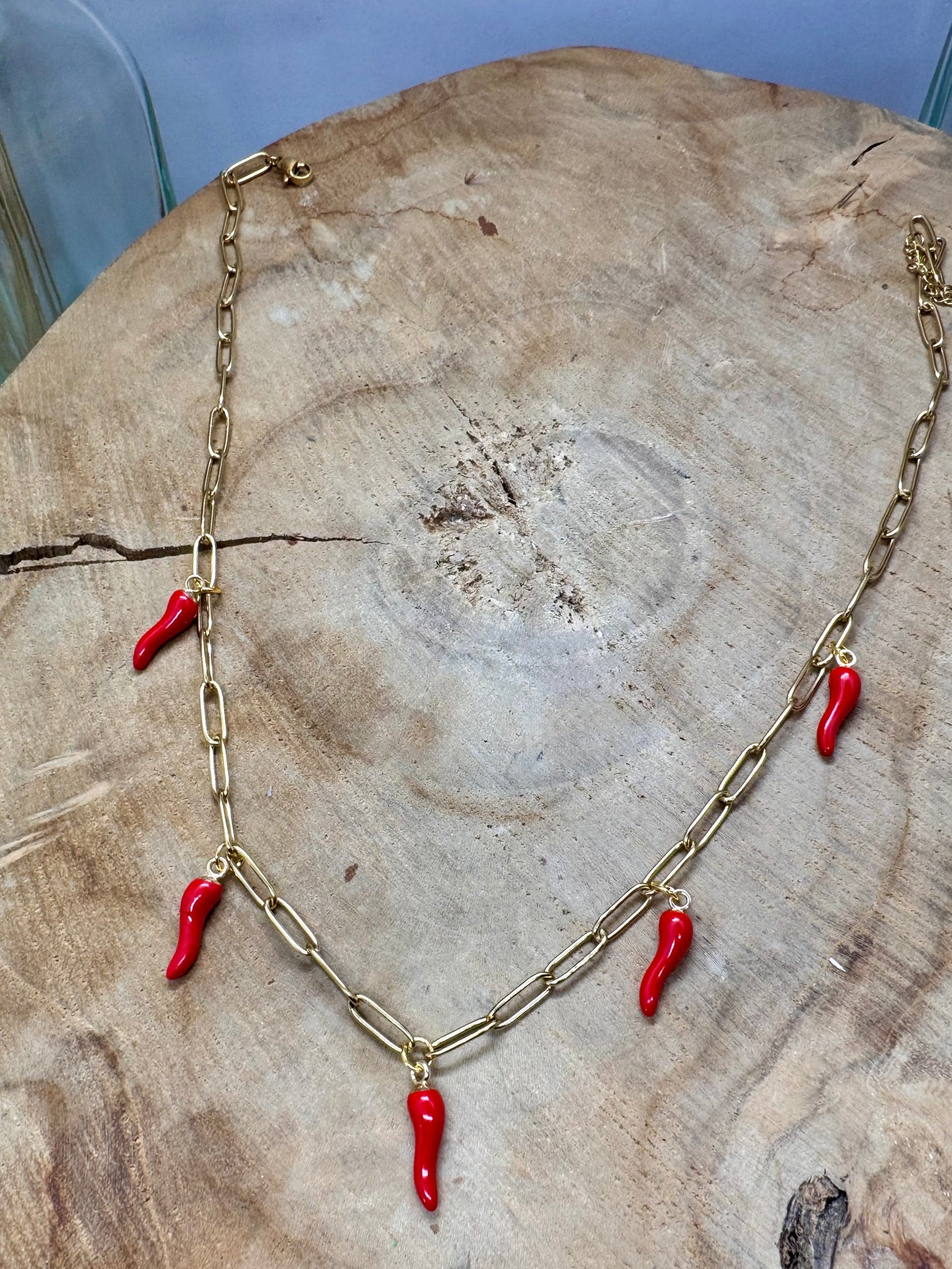 Collier chaîne dorée à gros maillons & piments rouges