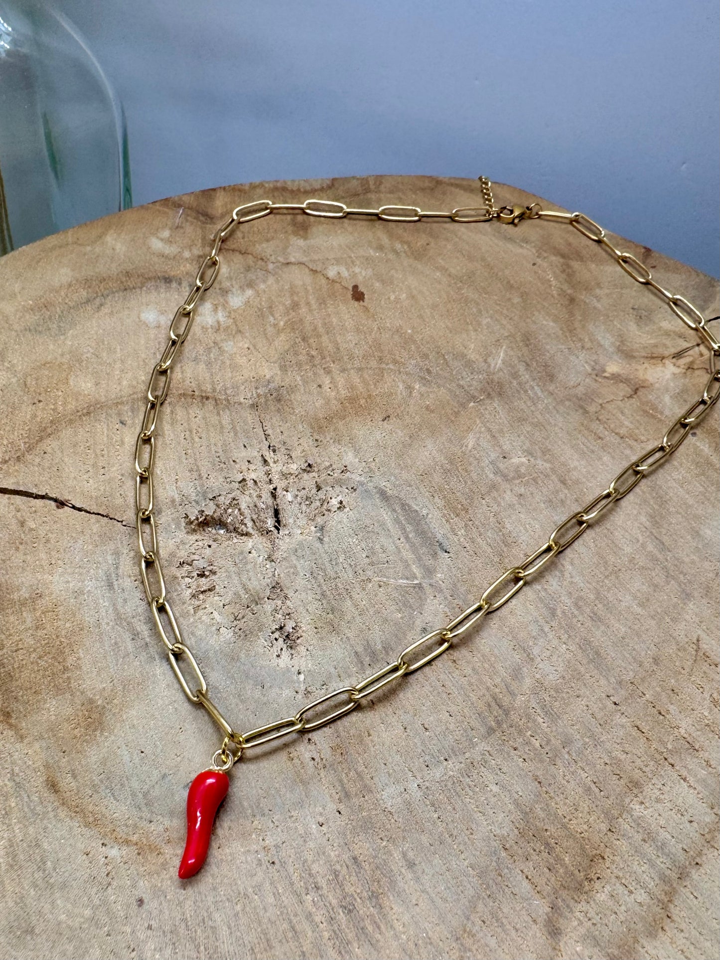 Collier chaîne dorée à gros maillons & piments rouges