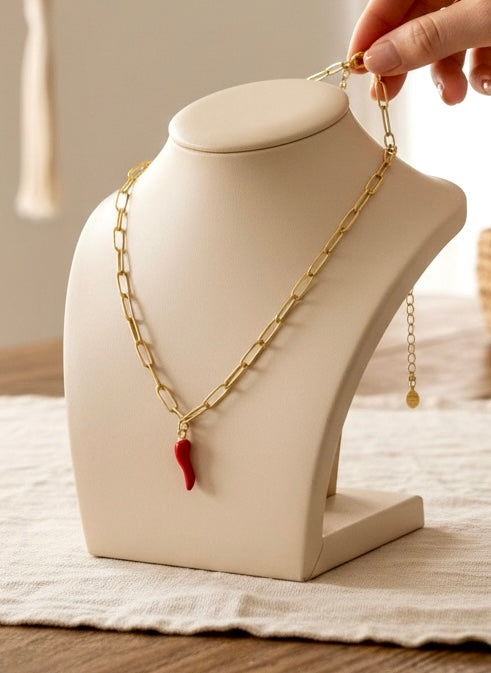 Collier chaîne dorée à gros maillons & piments rouges