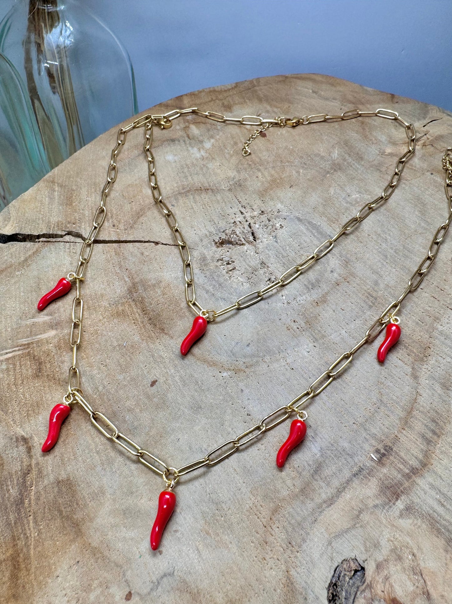 Collier chaîne dorée à gros maillons & piments rouges