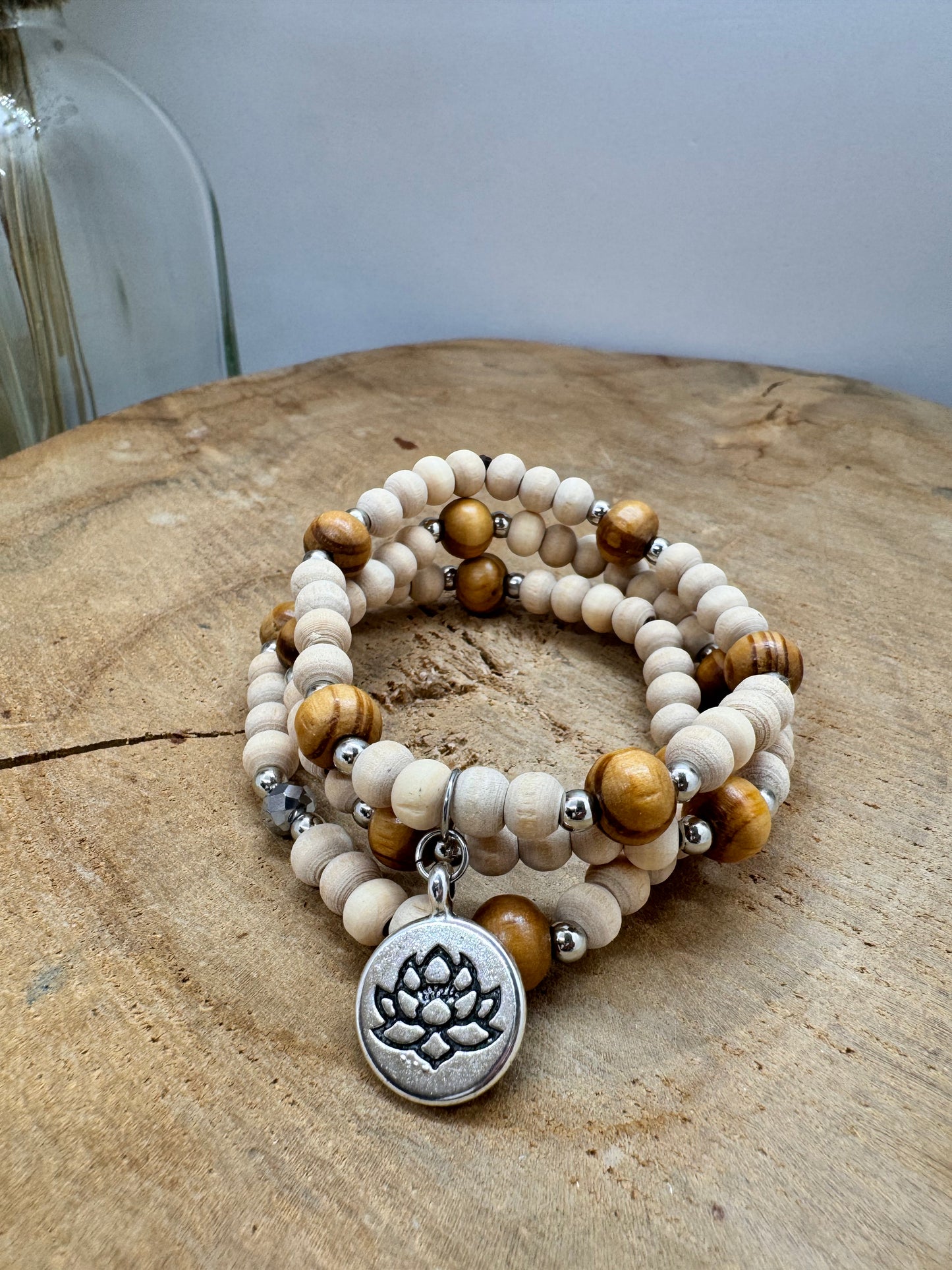 Trio de bracelet en bois naturel et petite breloque bohème lotus