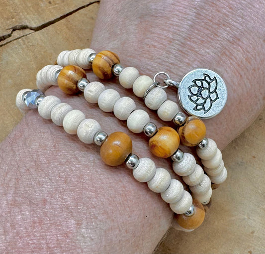 Trio de bracelet en bois naturel et petite breloque bohème lotus